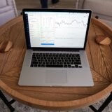 XM口座開設手順を解説するトレーダーのデスク環境