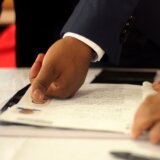 XM本人確認KYC書類の提出と審査通過のイメージ